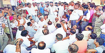 Declaration by traders to close the market, police force deployed in entire district