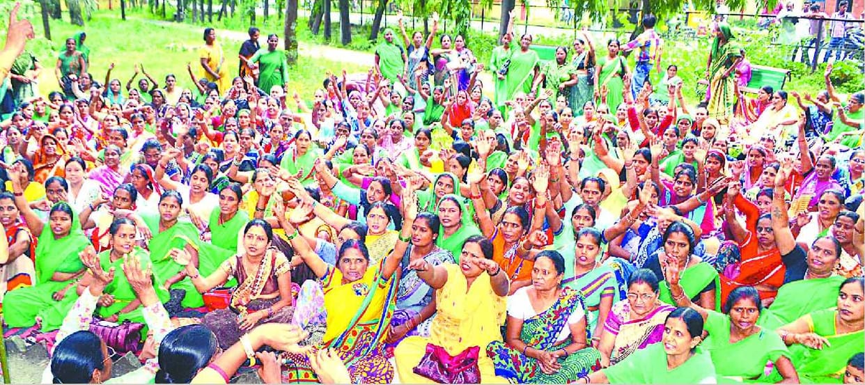 Anganwadi workers staying in seventh day in Nehru Park