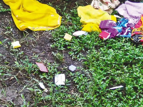 Cash worth Rs 9 lakh including jewelery, frompradhan's house