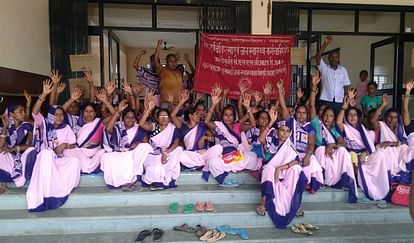 ASHA USHA WORKERS AGITATION AND PROTEST FOR THEIR WAGES AND PERKS