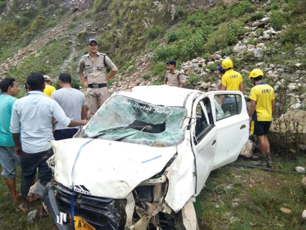 photos of car accident near mahakali river pithoragarh 