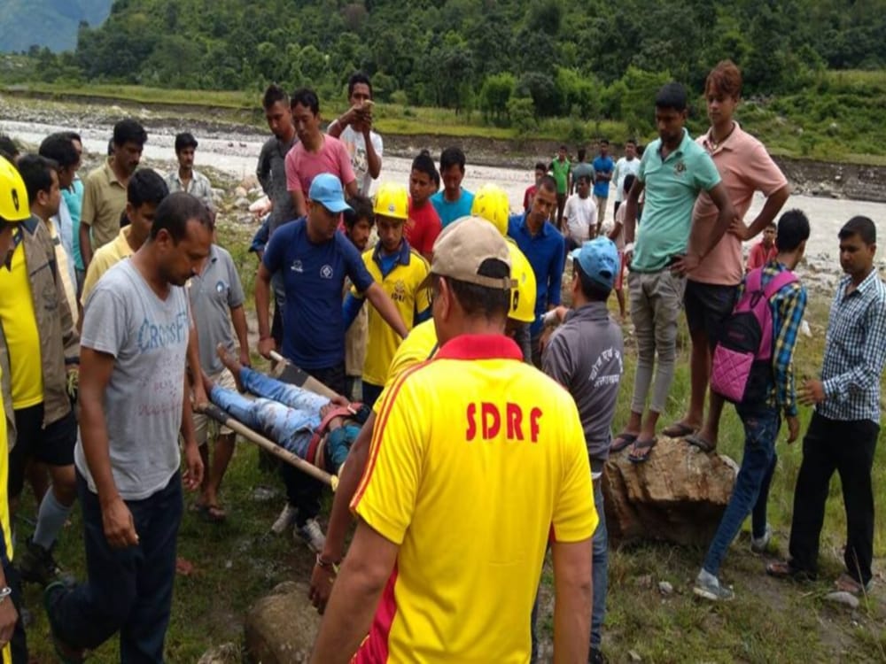photos of car accident near mahakali river pithoragarh 