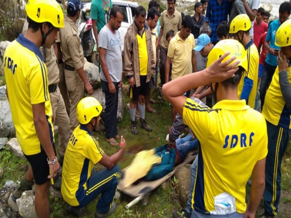 photos of car accident near mahakali river pithoragarh 