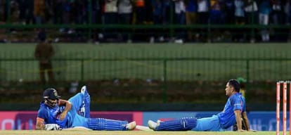 dhoni photo of sleeping on ground is getting viral on social media