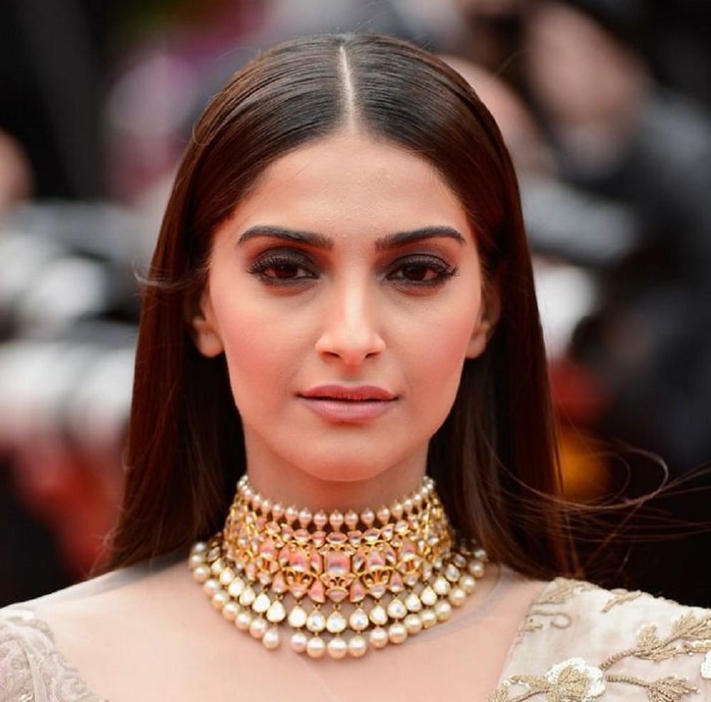 this season match Your Outfits With Pearl Necklaces