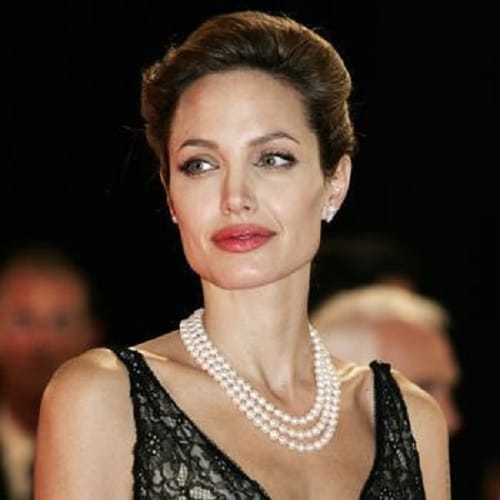 this season match Your Outfits With Pearl Necklaces