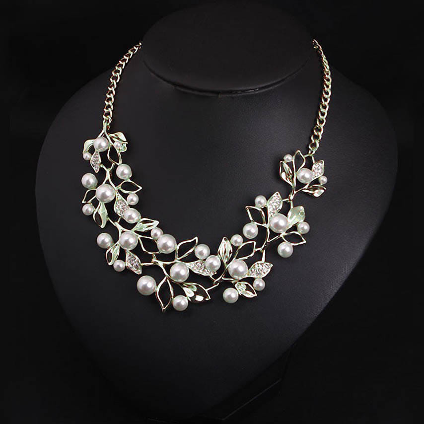 this season match Your Outfits With Pearl Necklaces
