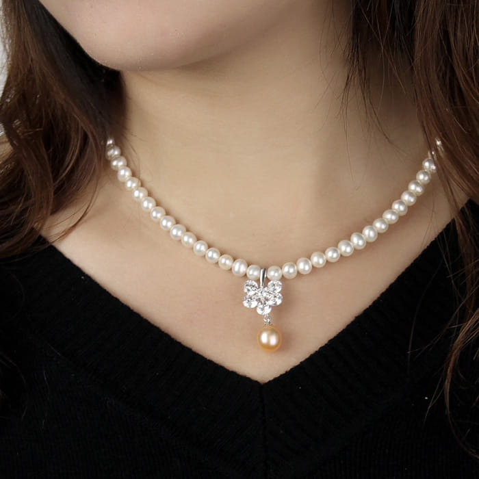 this season match Your Outfits With Pearl Necklaces