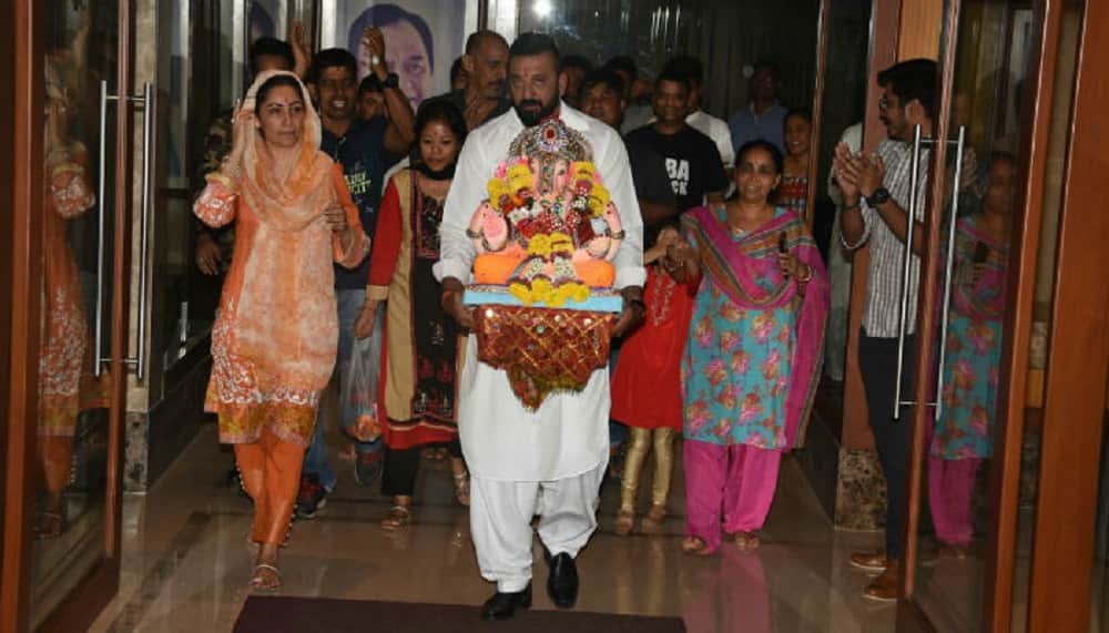sanjay dutt and arpita khan sharma with family celebrates Ganpati Visarjan