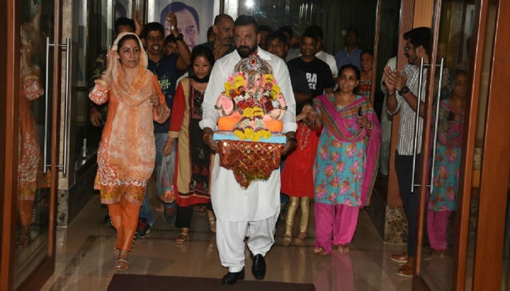 sanjay dutt and arpita khan sharma with family celebrates Ganpati Visarjan
