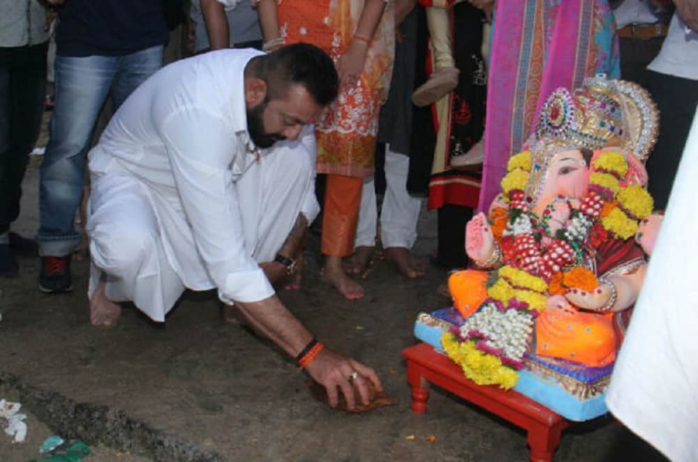 sanjay dutt and arpita khan sharma with family celebrates Ganpati Visarjan