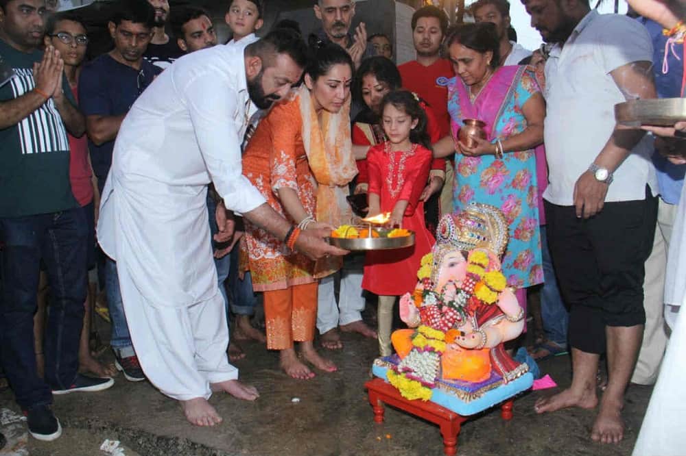 sanjay dutt and arpita khan sharma with family celebrates Ganpati Visarjan