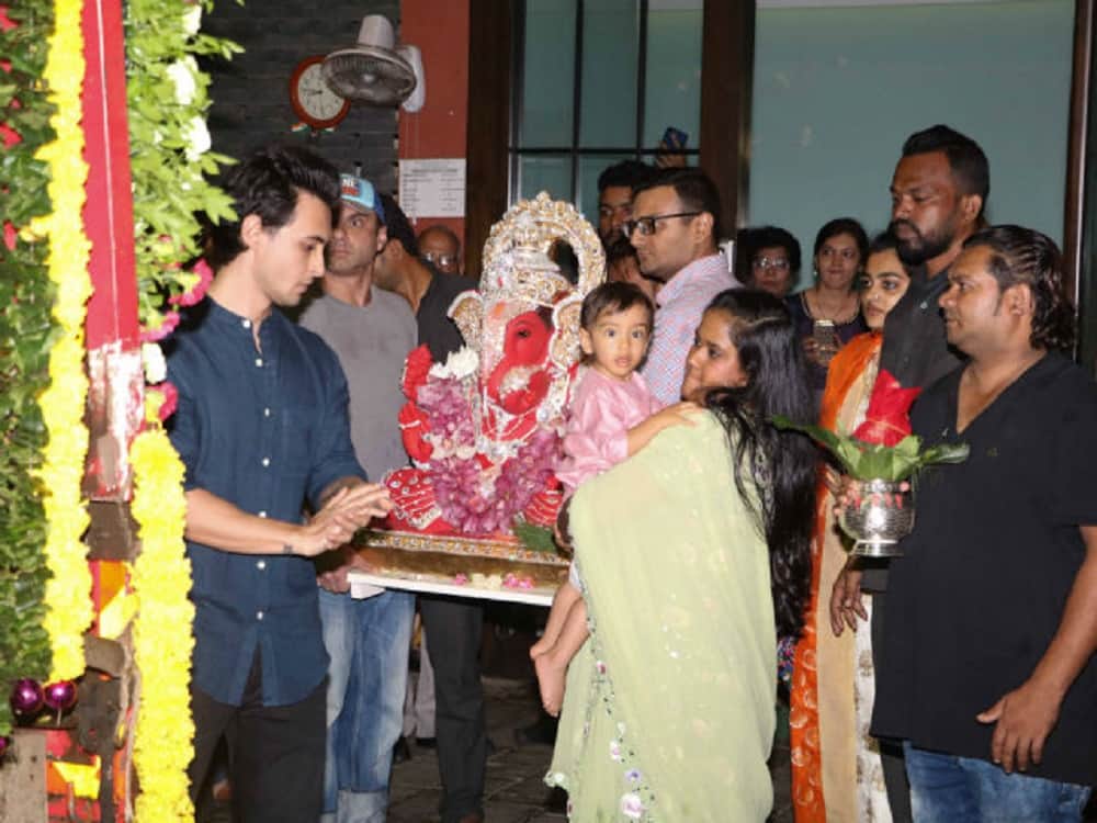 sanjay dutt and arpita khan sharma with family celebrates Ganpati Visarjan