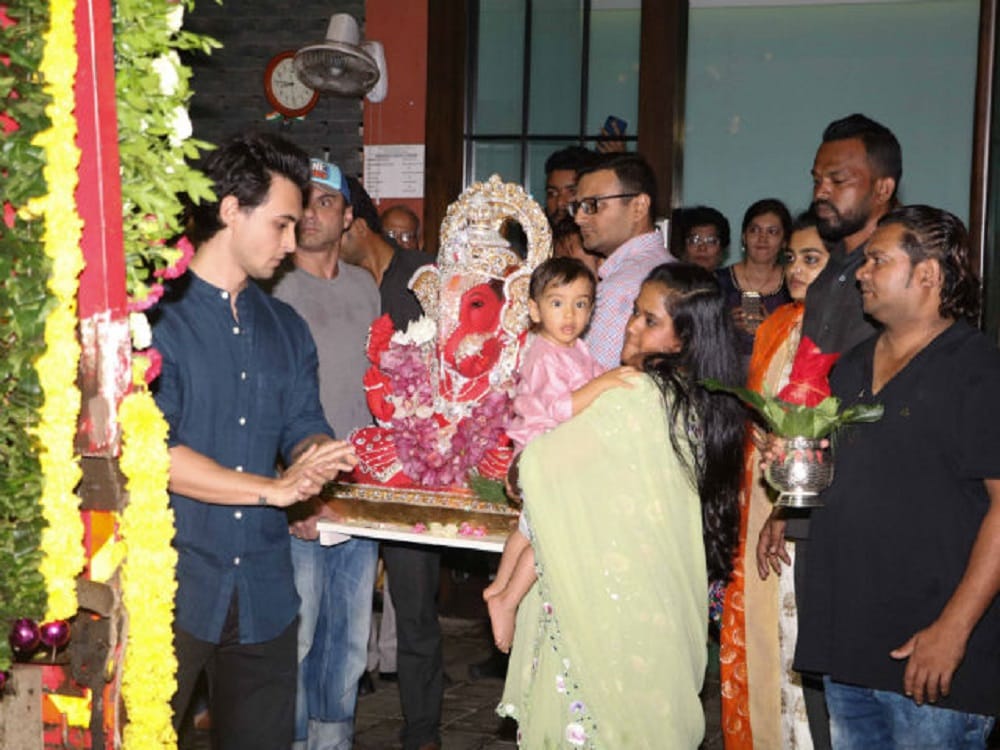 sanjay dutt and arpita khan sharma with family celebrates Ganpati Visarjan