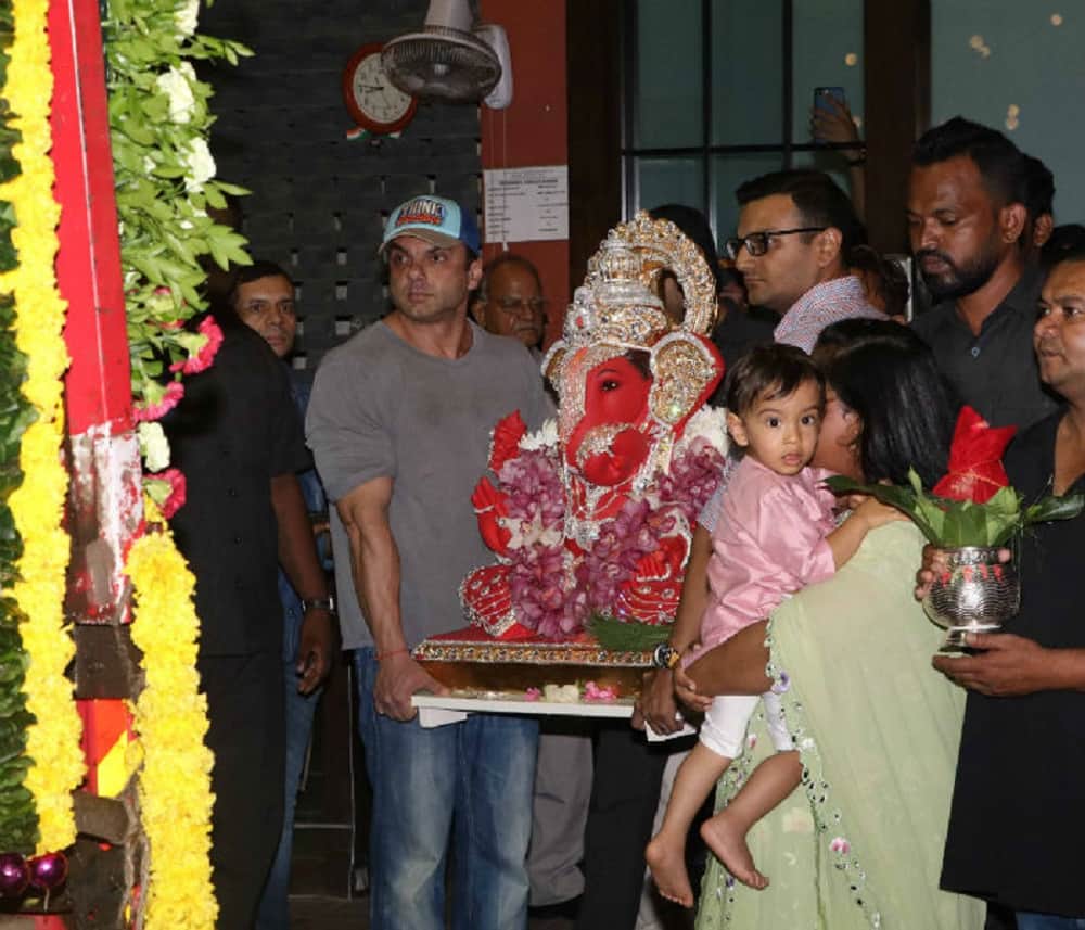 sanjay dutt and arpita khan sharma with family celebrates Ganpati Visarjan