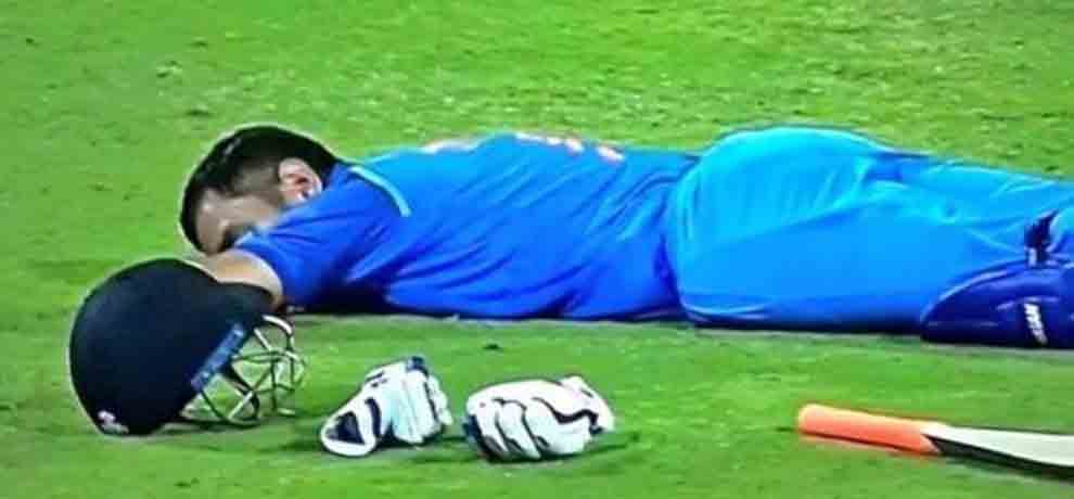 dhoni photo of sleeping on ground is getting viral on social media