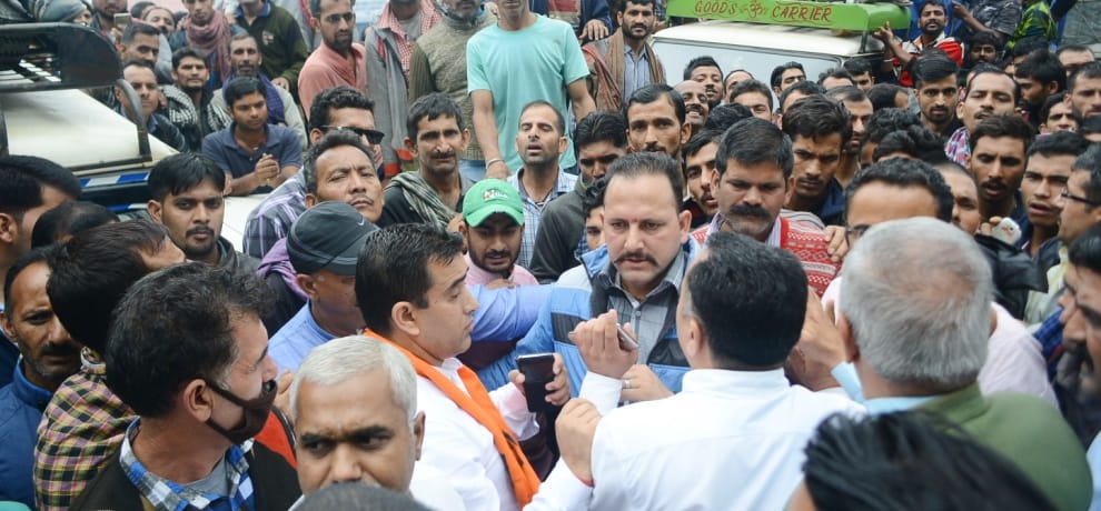 police constable beaten up a worker in fruit mandi