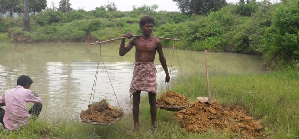 hero of chhattisgarh, a man who dug a pond for 27 years