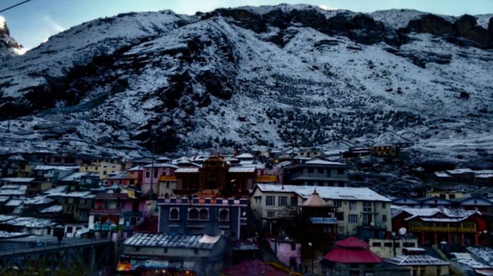 beautiful photos of snowfall in uttarakhand