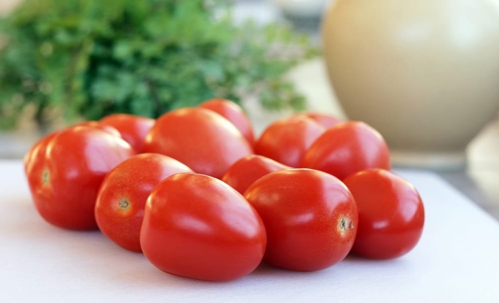 try this tomato home remedy to get rid of acne problem 