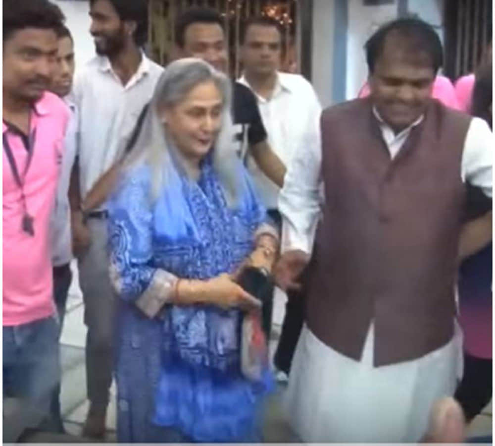 angry Jaya Bachchan blasts fans for clicking selfies during Ganpati celebrations