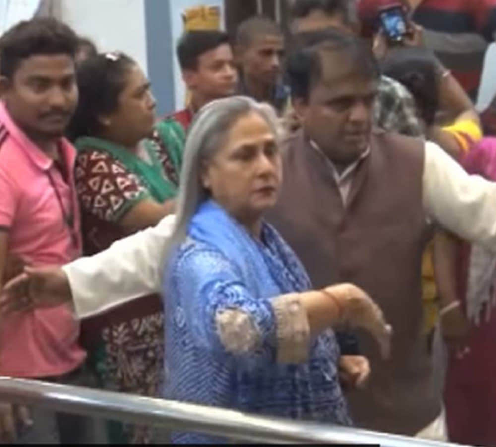 angry Jaya Bachchan blasts fans for clicking selfies during Ganpati celebrations