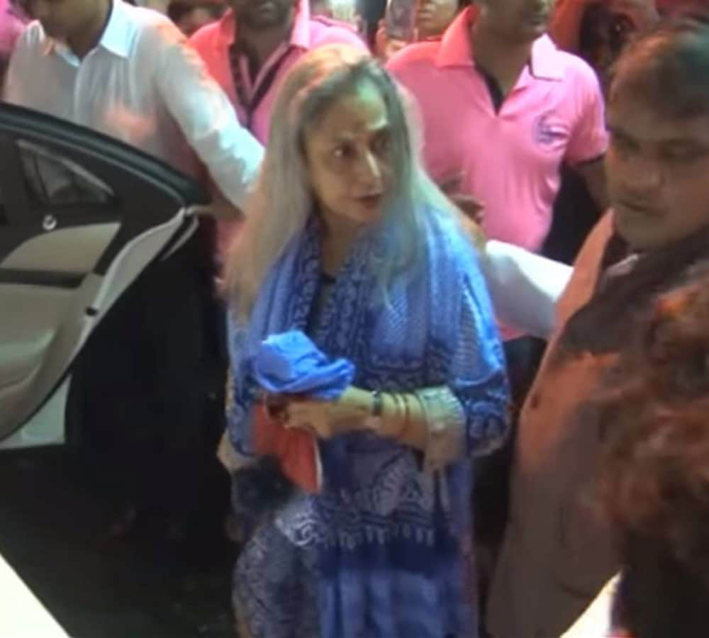 angry Jaya Bachchan blasts fans for clicking selfies during Ganpati celebrations
