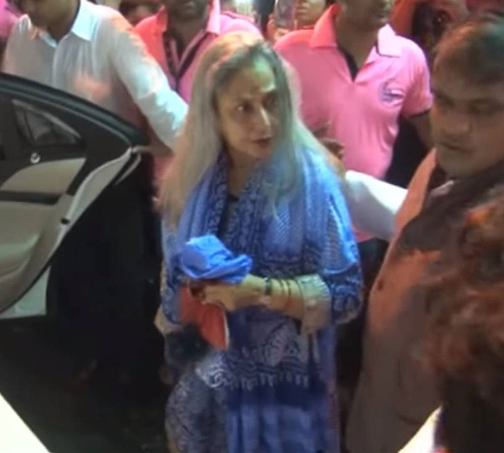 angry Jaya Bachchan blasts fans for clicking selfies during Ganpati celebrations