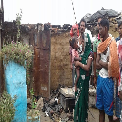 Five families were asleep in huts that suddenly caught fire, see photos