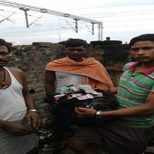 Five families were asleep in huts that suddenly caught fire, see photos