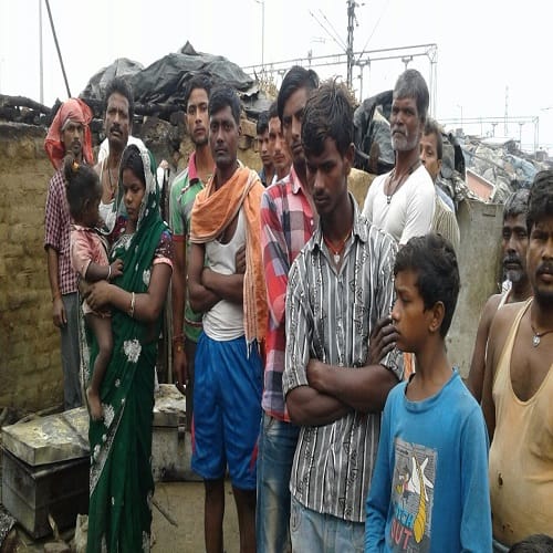 Five families were asleep in huts that suddenly caught fire, see photos