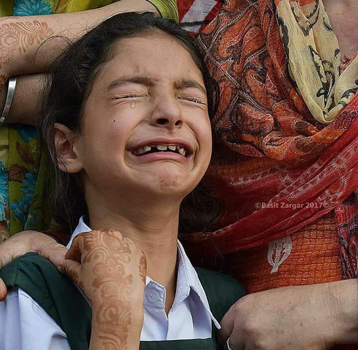 Images of Kashmiri Asi daughter goes viral on facebook