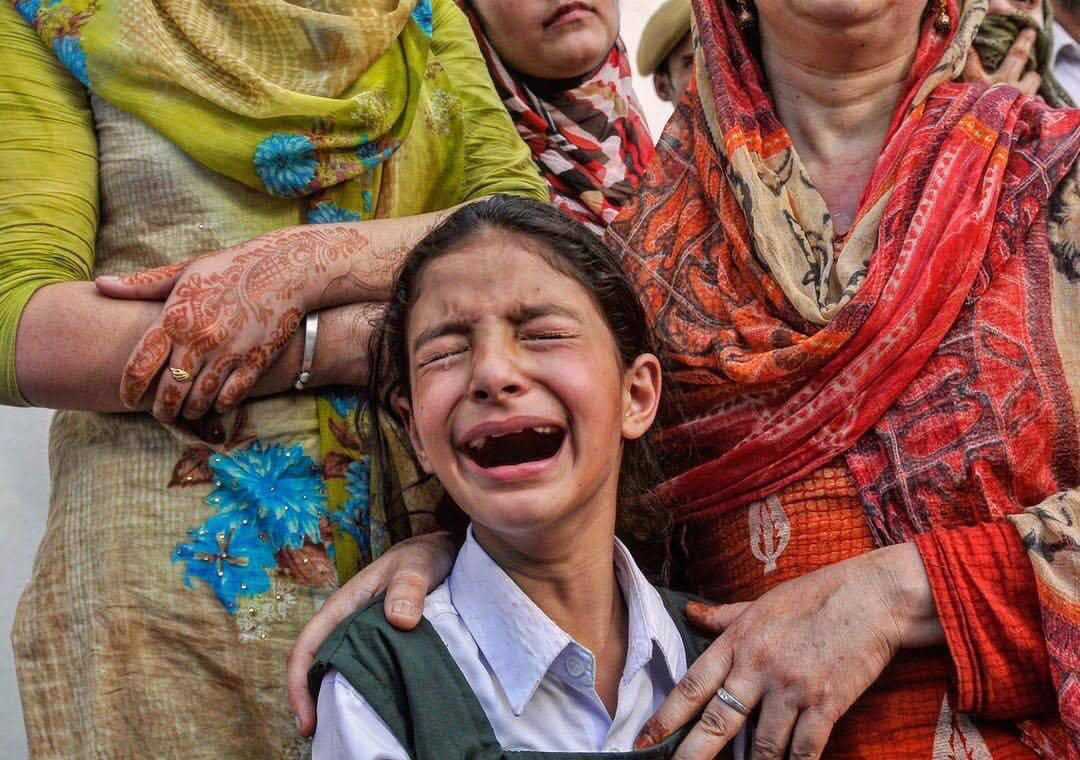 Images of Kashmiri Asi daughter goes viral on facebook