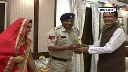 Award of rupee five thousand gave to constable who saved 400 children by Shivraj Chouhan