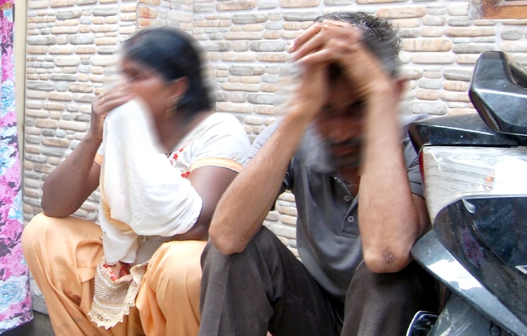 people beaten couple in haridwar hotel 