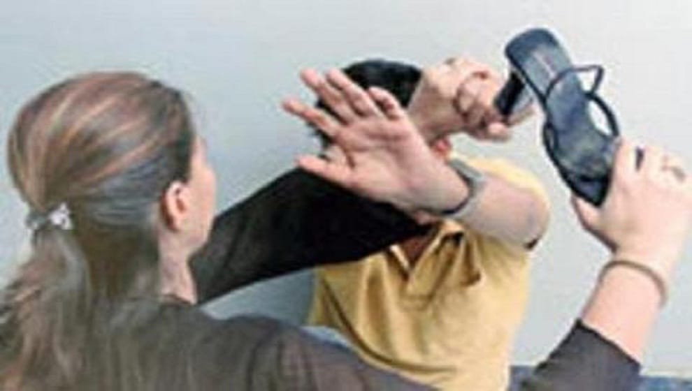 married man was with his girlfriend and wife came to know then beats him in Chandauli