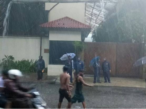 #MumbaiRains: Water logging outside Amitabh bachchan's house Jalsa, Sophie Choudhry escapes