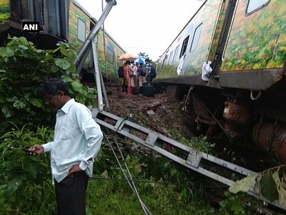 Nagpur Mumbai duronto express derailed in Maharashtra
