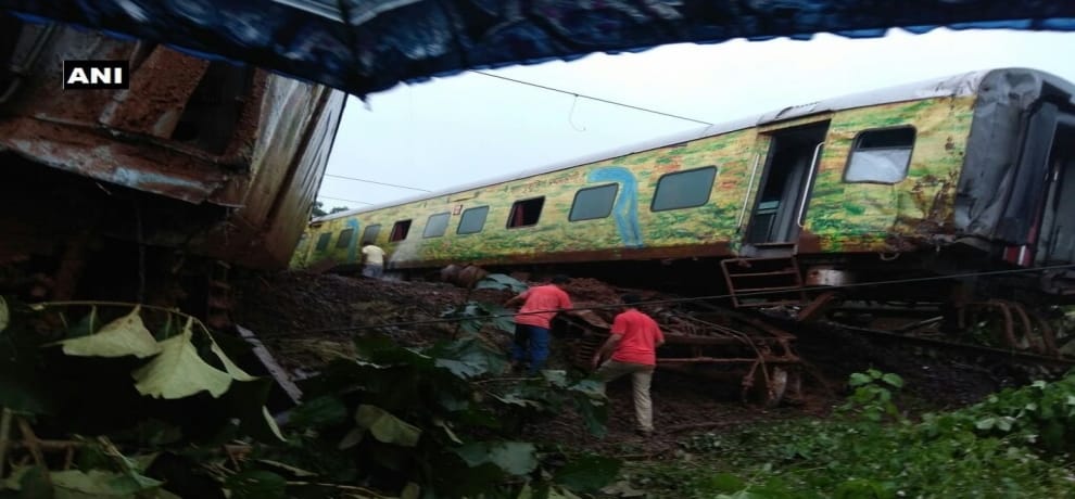 Maharashtra: Nagpur Mumbai Duronto Express derailed near Titwala