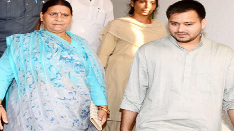 Income Tax officials questioning RJD leader lalu yadav son Tejashwi Yadav in Benami properties case
