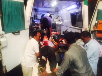 In a road accident at jaipur-delhi highway four people death and two seriously injured