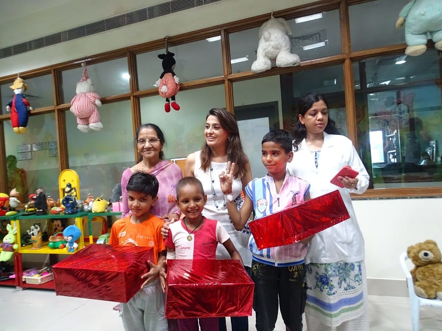 Actress gives gifts to children suffering from cancer