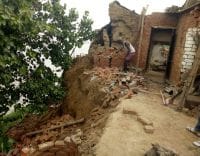 कटान के कारण गंगा में समाहित हुआ कच्चा मकान