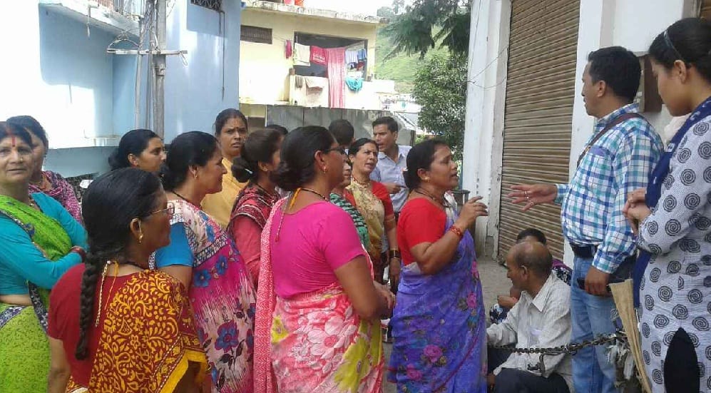 Women surrounded the gas office