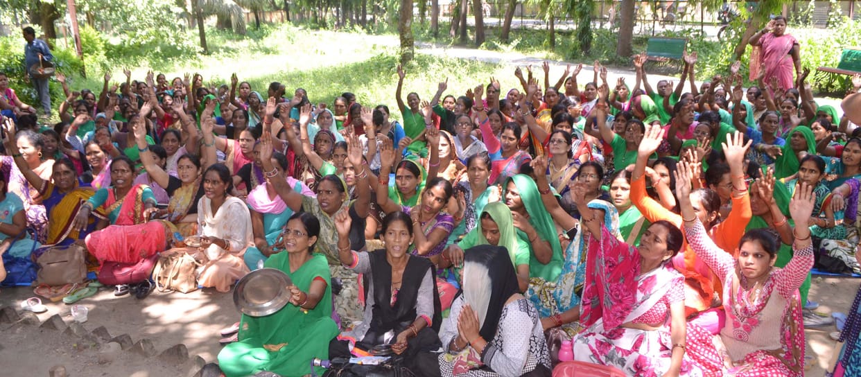 आंगनबाड़ी कार्यकर्ताओं ने धरना दिया