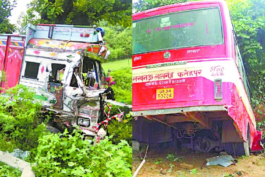 twelve travellers injured in in a bus and truck clash in   raebareli.
