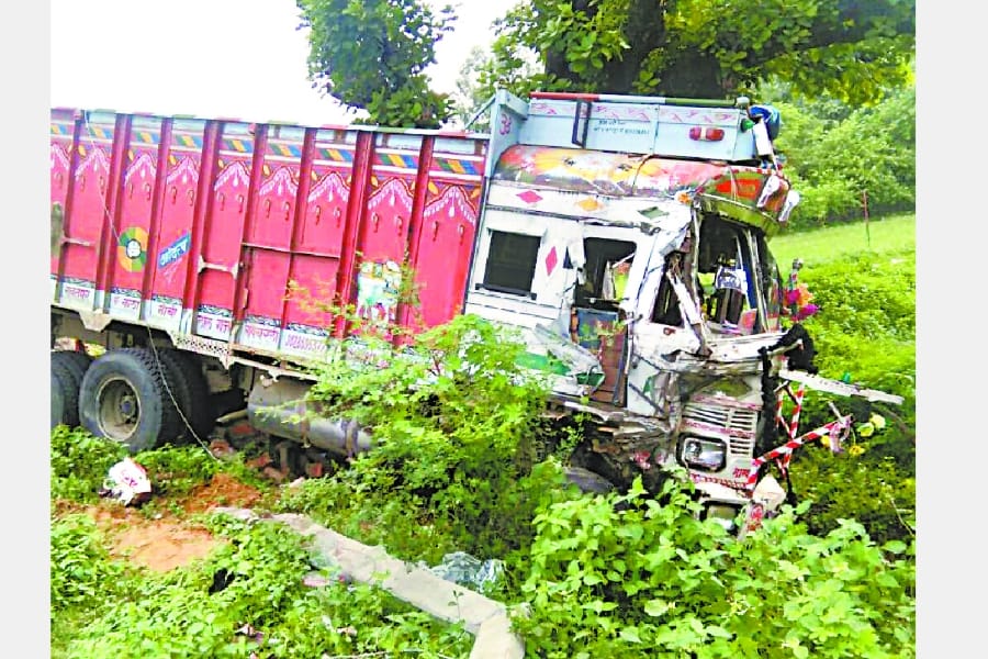 twelve travellers injured in in a bus and truck clash in   raebareli.