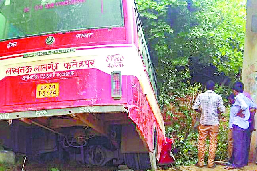 twelve travellers injured in in a bus and truck clash in   raebareli.