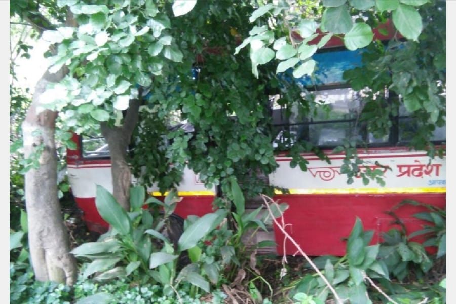 twelve travellers injured in in a bus and truck clash in   raebareli.