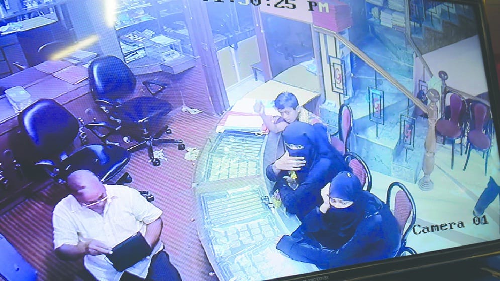 Two woman was captured in cctv while jewellery in rampur